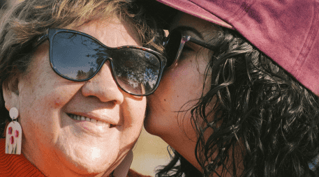 Asumir el cuidado de una madre en su vejez no es solo un acto de reciprocidad familiar, sino un desafío. UNSPLASH / D. VILCHES