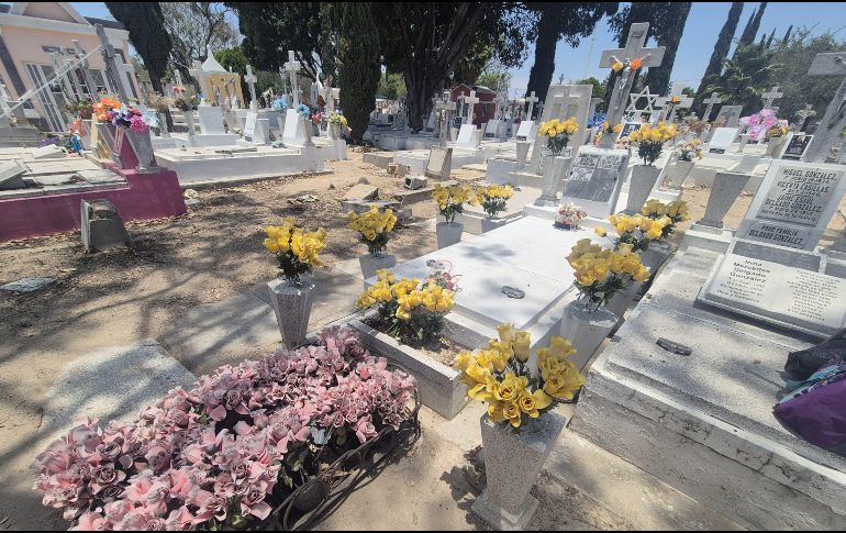 Decenas de familia se dieron cita en el Panteón de Mezquitán, en Guadalajara, para celebrar el Día de las Madres en compañía familiar. EL INFORMADOR/ O. GONZÁLEZ.