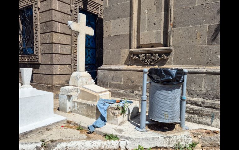 Aunque han externado sus denuncias con personal del cementerio y del Gobierno de Guadalajara, visitantes reclamaron que las malas condiciones y la inseguridad persisten en el Panteón de Mezquitán. EL INFORMADOR / J. Acosta