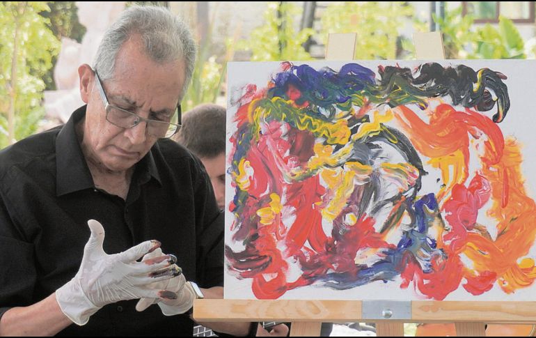 El artista Javier Jiménez, crea siguiendo las vibras sonoras. EL INFORMADOR/ F. Salcedo