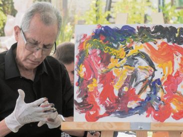 El artista Javier Jiménez, crea siguiendo las vibras sonoras. EL INFORMADOR/ F. Salcedo