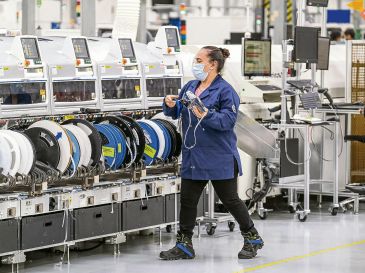 Una trabajadora realiza actividades en una planta manufacturera, donde el sector contribuye a la generación de empleo formal. ESPECIAL