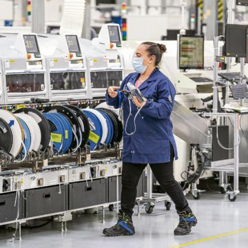 Una trabajadora realiza actividades en una planta manufacturera, donde el sector contribuye a la generación de empleo formal. ESPECIAL