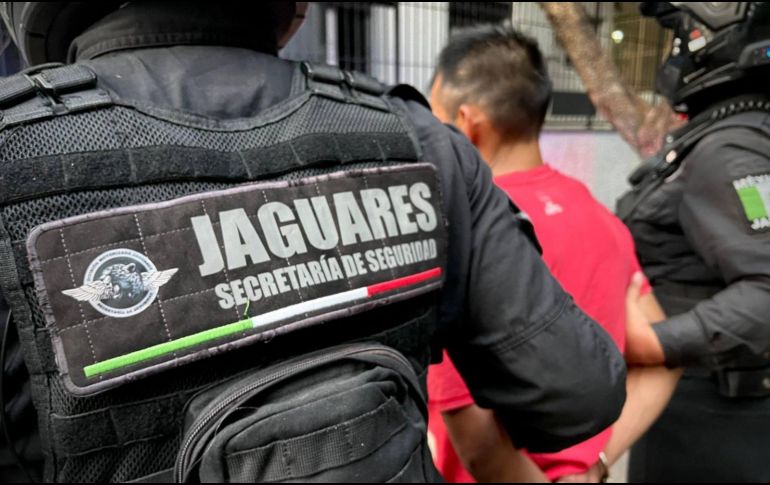 Al sujeto le aseguraron una navaja, así como una cartera de mujer que contenía tarjetas bancarias e identificaciones oficiales. ESPECIAL