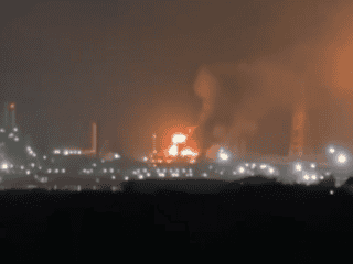 Las llamas y la columna de fuego pudieron observarse desde distintos puntos de Salina Cruz, según imágenes y videos difundidos en redes sociales por habitantes de la zona. ESPECIAL
