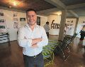 Mariano Meza Marroquín, curador de la exposición “Studio Evolución”. AFP