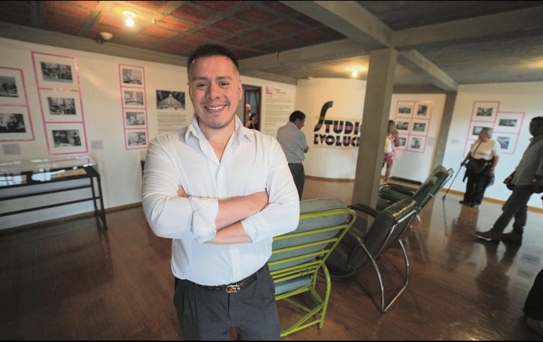 Mariano Meza Marroquín, curador de la exposición “Studio Evolución”. AFP
