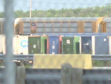 En esta imagen, tomada de un video proporcionado por KGNS, se ven vagones de tren de Union Pacific en una estación de clasificación en Laredo, Texas, el domingo 10 de mayo de 2026. KGNS vía AP