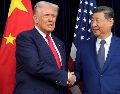 El presidente de Estados Unidos, Donald Trump, izquierda, y su homólogo chino Xi Jinping se saludan antes de su reunión, en el Aeropuerto Internacional Gimhae en Busan, Corea del Sur, el 30 de octubre de 2025. AP/ M. Schiefelbein