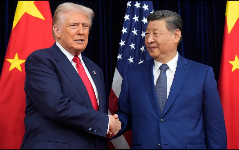 El presidente de Estados Unidos, Donald Trump, izquierda, y su homólogo chino Xi Jinping se saludan antes de su reunión, en el Aeropuerto Internacional Gimhae en Busan, Corea del Sur, el 30 de octubre de 2025. AP/ M. Schiefelbein