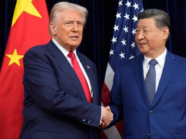 El presidente de Estados Unidos, Donald Trump, izquierda, y su homólogo chino Xi Jinping se saludan antes de su reunión, en el Aeropuerto Internacional Gimhae en Busan, Corea del Sur, el 30 de octubre de 2025. AP/ M. Schiefelbein