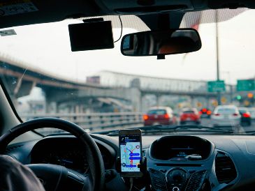 El sistema entiende exactamente en qué carril se encuentra el conductor y le aconseja de forma predictiva y precisa el momento idóneo para maniobrar o tomar una salida. Unsplash