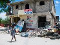 Una mujer camina con pocas pertenencias tras enfrentamientos entre grupos armados, este martes, en Puerto Príncipe. EFE/J. St Élois