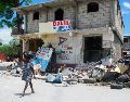 Una mujer camina con pocas pertenencias tras enfrentamientos entre grupos armados, este martes, en Puerto Príncipe. EFE/J. St Élois