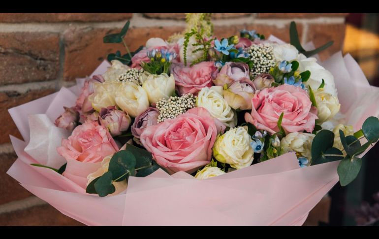 Los ramos de flores siempre serán una opción adecuada para regalar. ESPECIAL/PEXELS