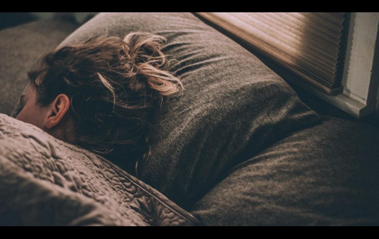 Los expertos recomiendan mantener horarios regulares para dormir, evitar el uso del celular antes de acostarse y reducir el consumo de cafeína por la noche para mejorar la calidad del descanso. Pixabay