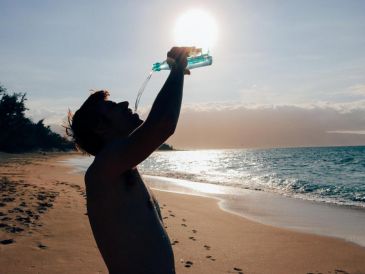 Mantenerse hidratado es fundamental para el buen funcionamiento del cuerpo, especialmente durante temporadas de calor intenso. Pixabay