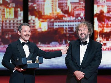 Peter Jackson recibió la Palma de Oro Honorífica, de manos del actor Elijah Wood. AFP