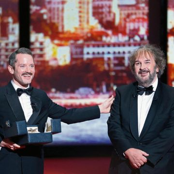 Peter Jackson recibió la Palma de Oro Honorífica, de manos del actor Elijah Wood. AFP