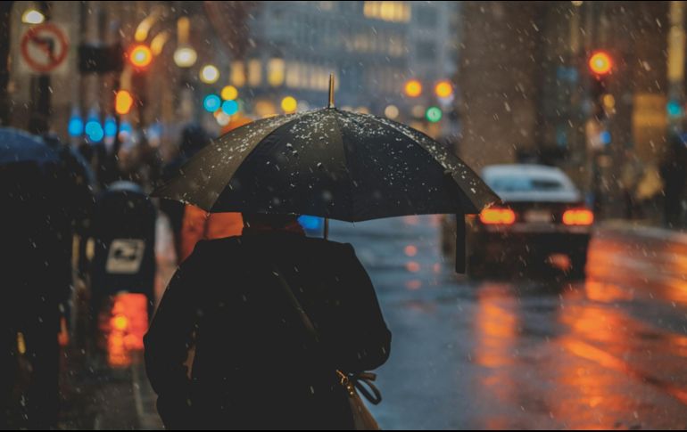 En Guadalajara, existe una probabilidad de lluvia del 35% en el horario vespertino, por lo que se exhorta a la población a no salir de casa sin paraguas. Unsplash