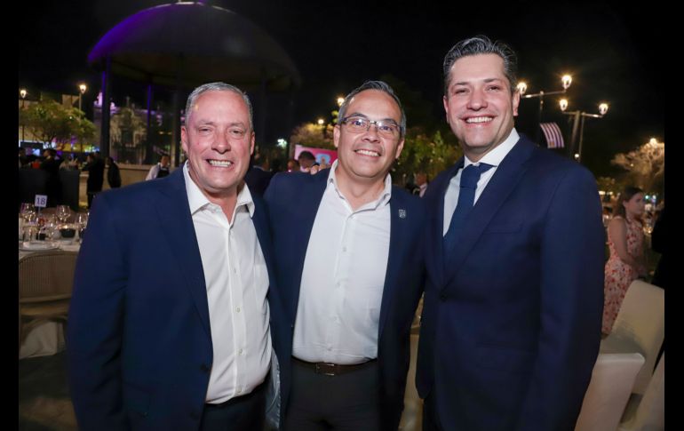 Juan Pablo Fernández, Juan Carlos Contreras y Mauro Garza. GENTE BIEN JALISCO / Gala de Embajadores