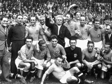 La Selección de Italia, con la Copa Jules Rimet, luego de proclamarse campeones en el Mundial de 1934. AFP / ARCHIVO