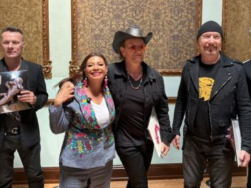 Clara Brugada posó con los integrantes de U2 y les entregó un regalo súper especial. FACEBOOK/Clara Brugada
