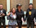 Clara Brugada posó con los integrantes de U2 y les entregó un regalo súper especial. FACEBOOK/Clara Brugada