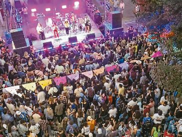 Los asistentes podrán disfrutar de más de 20 artistas de diversos géneros al aire libre, entre otros shows escénicos. ESPECIAL