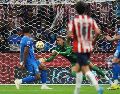 Mier fue exigido desde los primeros minutos por la intensidad que mostró Chivas. AP/E. Verdugo