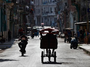 Fotografía del 2 de mayo de 2026 que muestra a vehículos transitando una calle en La Habana Cuba. EFE/ E. Mastrascusa