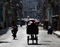 Fotografía del 2 de mayo de 2026 que muestra a vehículos transitando una calle en La Habana Cuba. EFE/ E. Mastrascusa