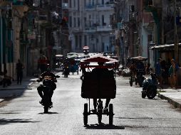 Fotografía del 2 de mayo de 2026 que muestra a vehículos transitando una calle en La Habana Cuba. EFE/ E. Mastrascusa