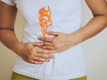 La Enfermedad por Reflujo Gastroesofágico (ERGE) se ha convertido en una verdadera epidemia silenciosa que afecta a millones de adultos, deteriorando gravemente su calidad de vida diaria. ESPECIAL / CANVA