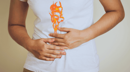 La Enfermedad por Reflujo Gastroesofágico (ERGE) se ha convertido en una verdadera epidemia silenciosa que afecta a millones de adultos, deteriorando gravemente su calidad de vida diaria. ESPECIAL / CANVA