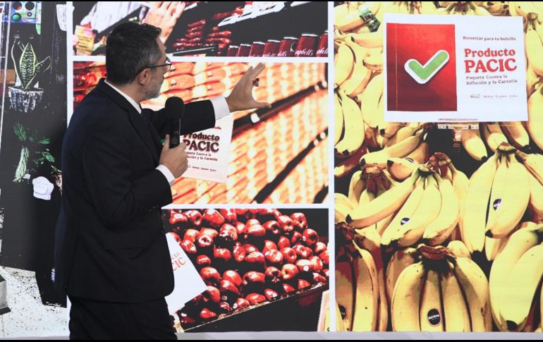 El procurador federal muestra los nuevos identificadores colocados en supermercados por la Profeco. ESPECIAL / X: @ivan_escalante