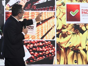 El procurador federal muestra los nuevos identificadores colocados en supermercados por la Profeco. ESPECIAL / X: @ivan_escalante