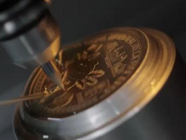 Banxico lanza una deslumbrante moneda de 25 pesos con oro puro para celebrar la Copa Mundial de la FIFA 2026. ESPECIAL/BANXICO