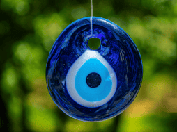 En diversas culturas el ojo turco se ha convertido en un regalo indispensable para proteger a los recién nacidos, a las novias en su día de bodas y a los nuevos negocios. CANVA