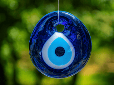 En diversas culturas el ojo turco se ha convertido en un regalo indispensable para proteger a los recién nacidos, a las novias en su día de bodas y a los nuevos negocios. CANVA