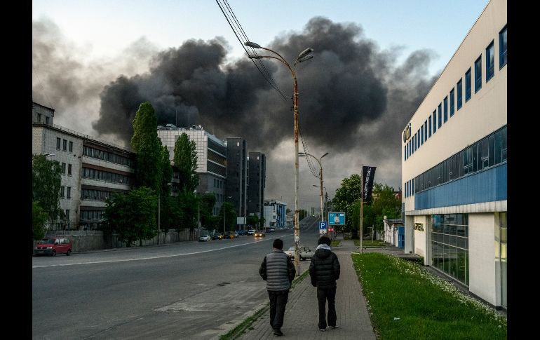 Rusia lanzó durante la madrugada de este jueves uno de los mayores ataques contra Kiev desde el inicio de la guerra, con cientos de drones y decenas de misiles que dejaron al menos 12 muertos y decenas de heridos. EFE / M. Marusenko