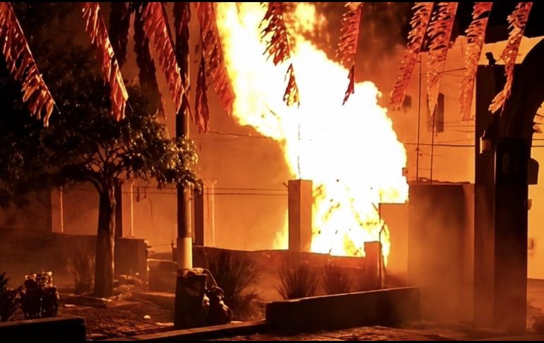 La explosión inició cuando las chispas de una pieza de pirotecnia alcanzó un cilindro de gas utilizado por un puesto de frituras. ESPECIAL
