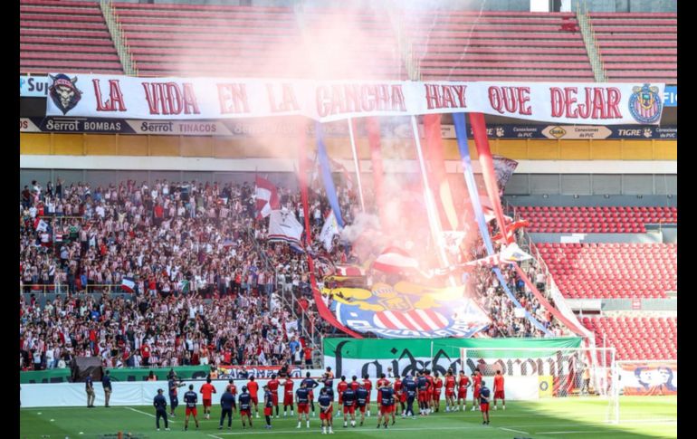 Los cánticos tradicionales del Rebaño retumbaron en cada rincón del estadio, mientras los futbolistas se acercaban a las gradas para convivir con la gente y agradecer el apoyo incondicional.