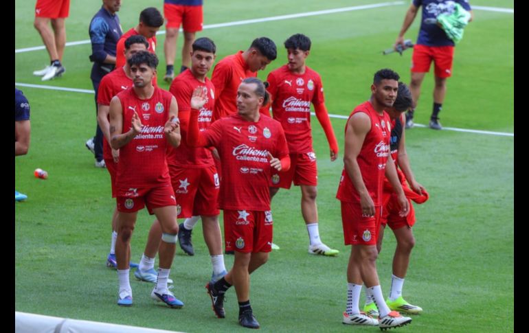 Desde que los jugadores pisaron la cancha, el estadio explotó en aplausos. EL INFORMADOR / A. Navarro