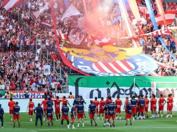 Los cánticos tradicionales del Rebaño retumbaron en cada rincón del estadio, mientras los futbolistas se acercaban a las gradas para convivir con la gente y agradecer el apoyo incondicional.