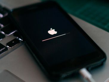 Cargar tu celular con la laptop está bien para una emergencia, pero no se recomienda hacerlo todos los días.