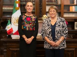 Claudia Sheinbaum (i), junto a la expresidenta de Chile Michelle Bachelet este viernes en el Palacio Nacional de la Ciudad de México. EFE/Presidencia de México