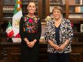 Claudia Sheinbaum (i), junto a la expresidenta de Chile Michelle Bachelet este viernes en el Palacio Nacional de la Ciudad de México. EFE/Presidencia de México