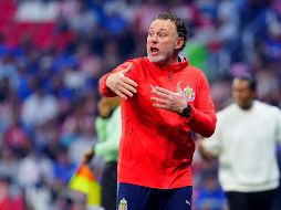 Gabriel Milito debe cubrir con estrategia las ausencias de seleccionados en Chivas. IMAGO7/M. Contreras