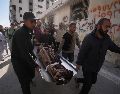 Palestinos cargan con el cuerpo de una persona fallecida en los ataques aéreos israelíes contra Izz al-Din al-Haddad, líder de las Brigadas Qassam de Hamás. AP/J. Alshrafi